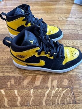 Nike Kids 1 mid SE Black and Yellow High-Top Sneakers